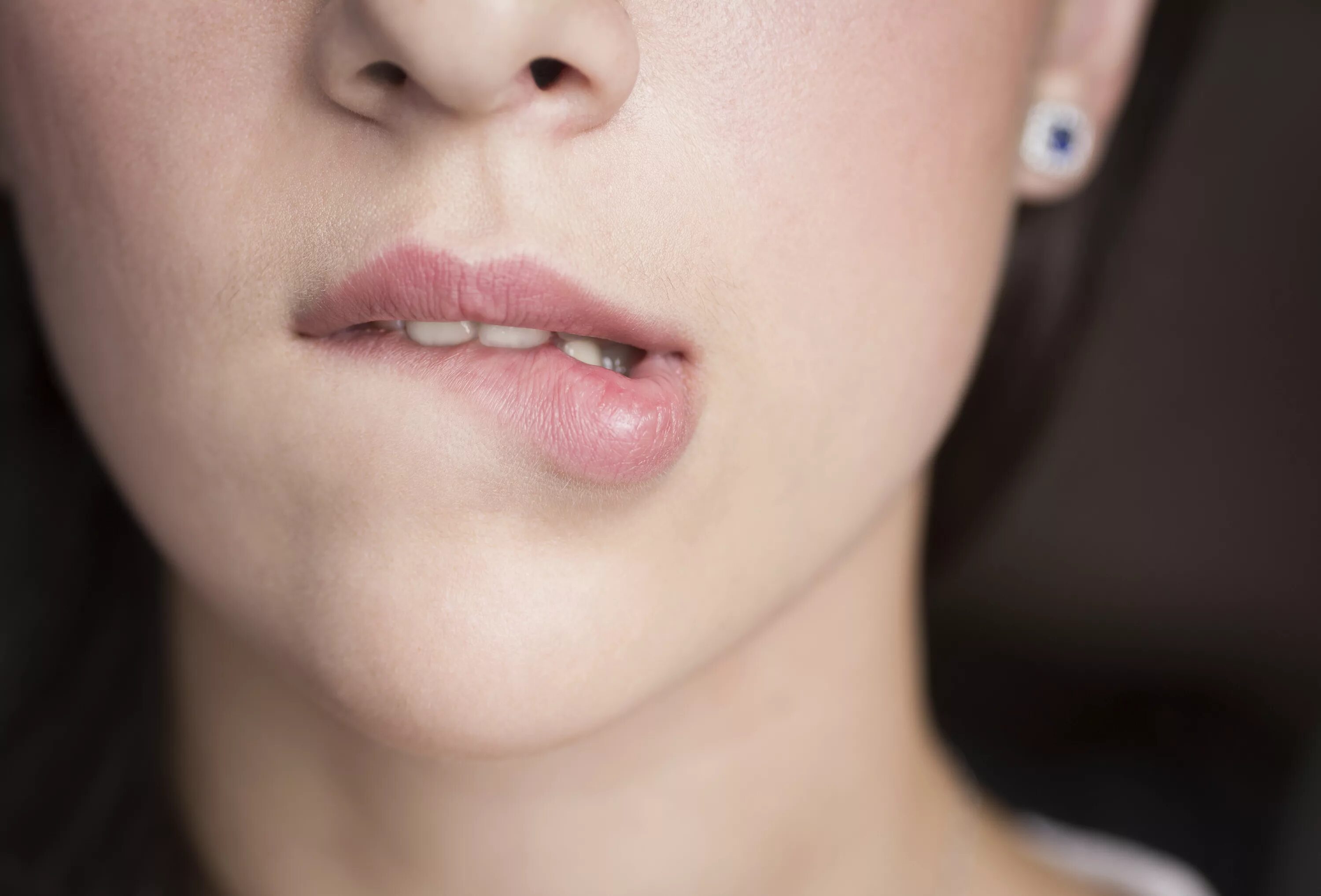 Under lip. Макияж губ. Блеск для губ на прозрачном фоне. Under lip. Увеличенные губы красивые.