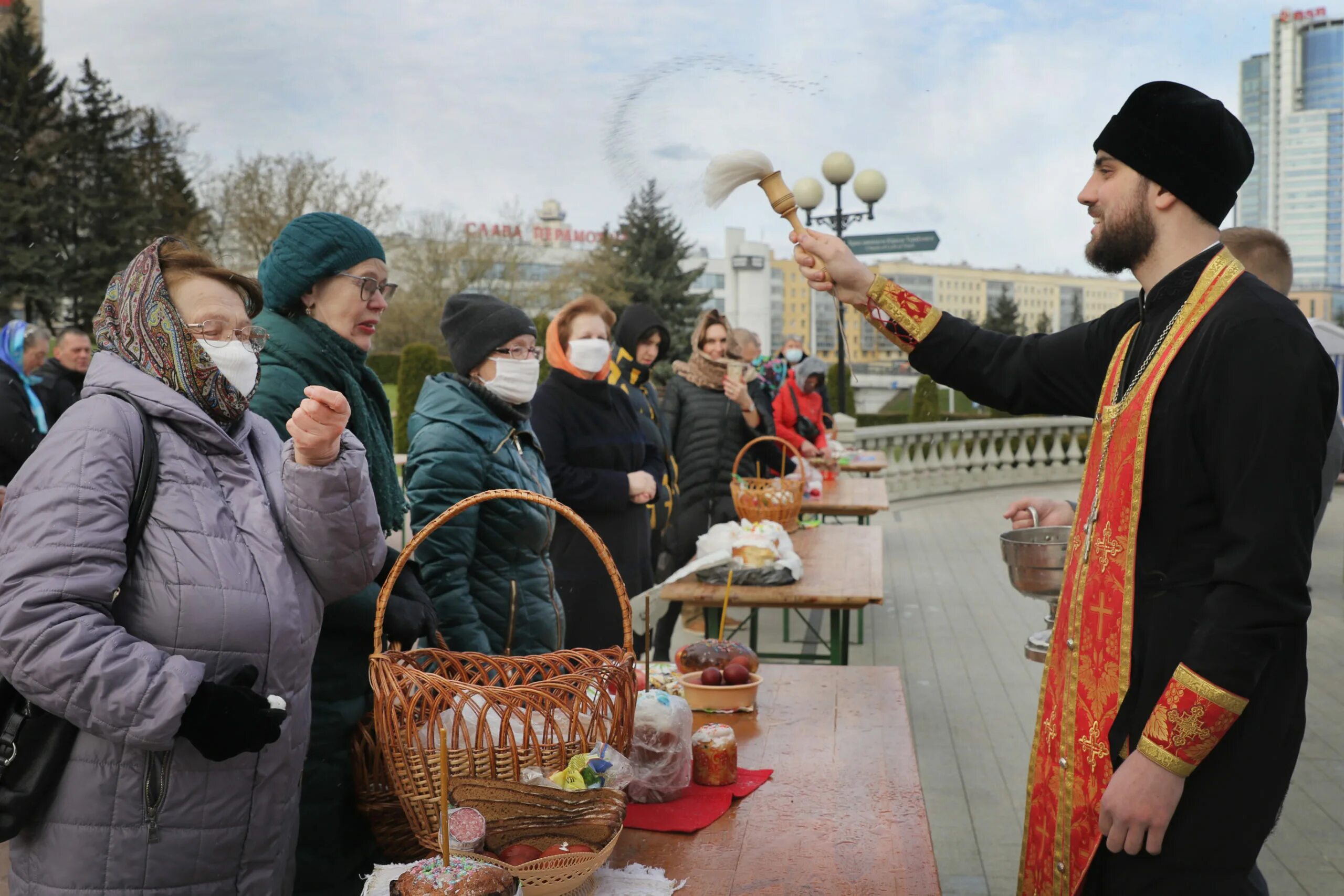 Освящение Пасхи. Минск Пасха. Освящение куличей. Пасха люди празднуют. Пасха у баптистов 2024