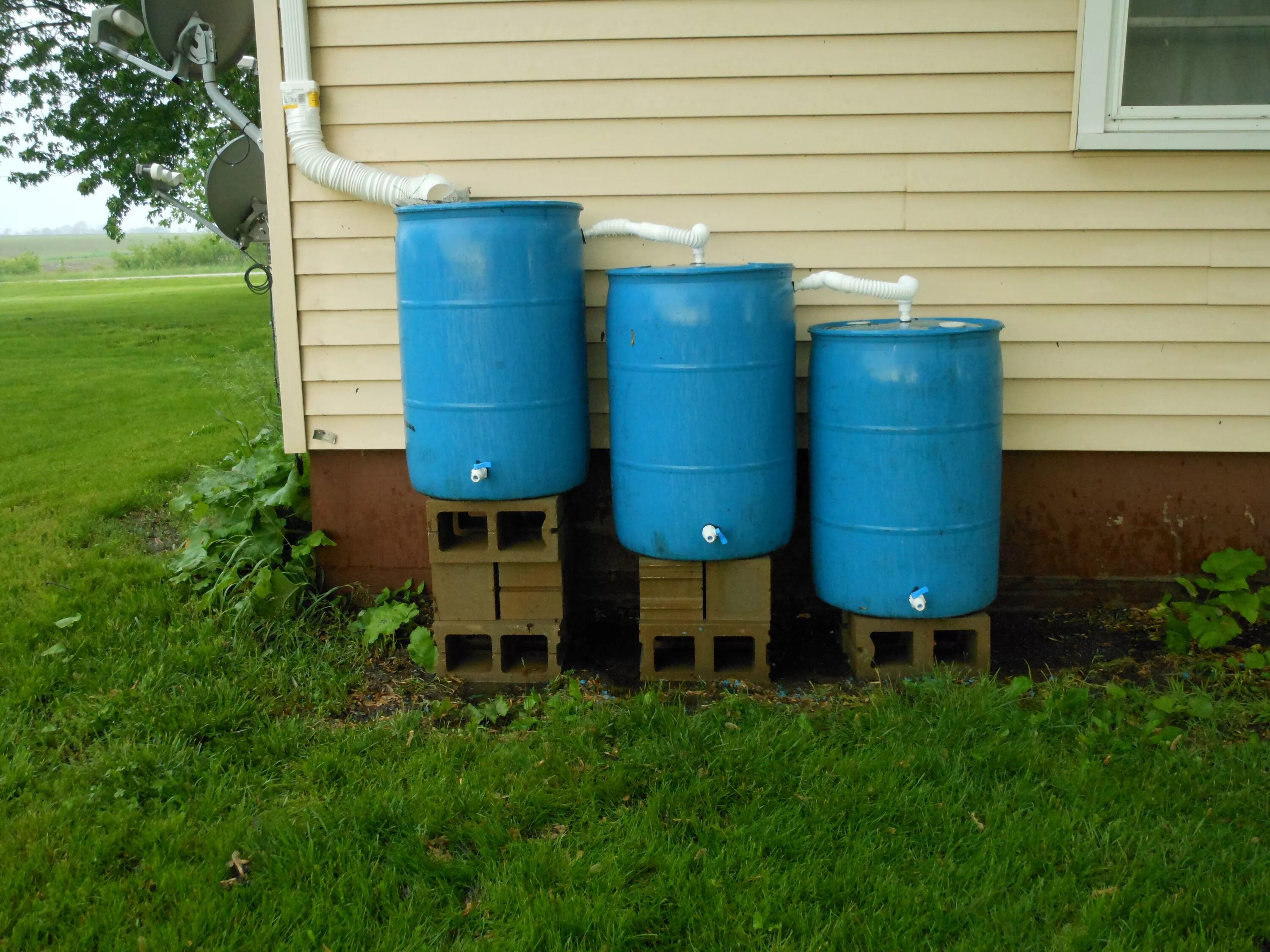 Бочку другую с водой. Система сбора дождевой воды с крыши для полива. Бак система сбора дождевой воды. Дождевая бочка Rain Barrel 240 литров. Системы бочек для сбора дождевой воды.