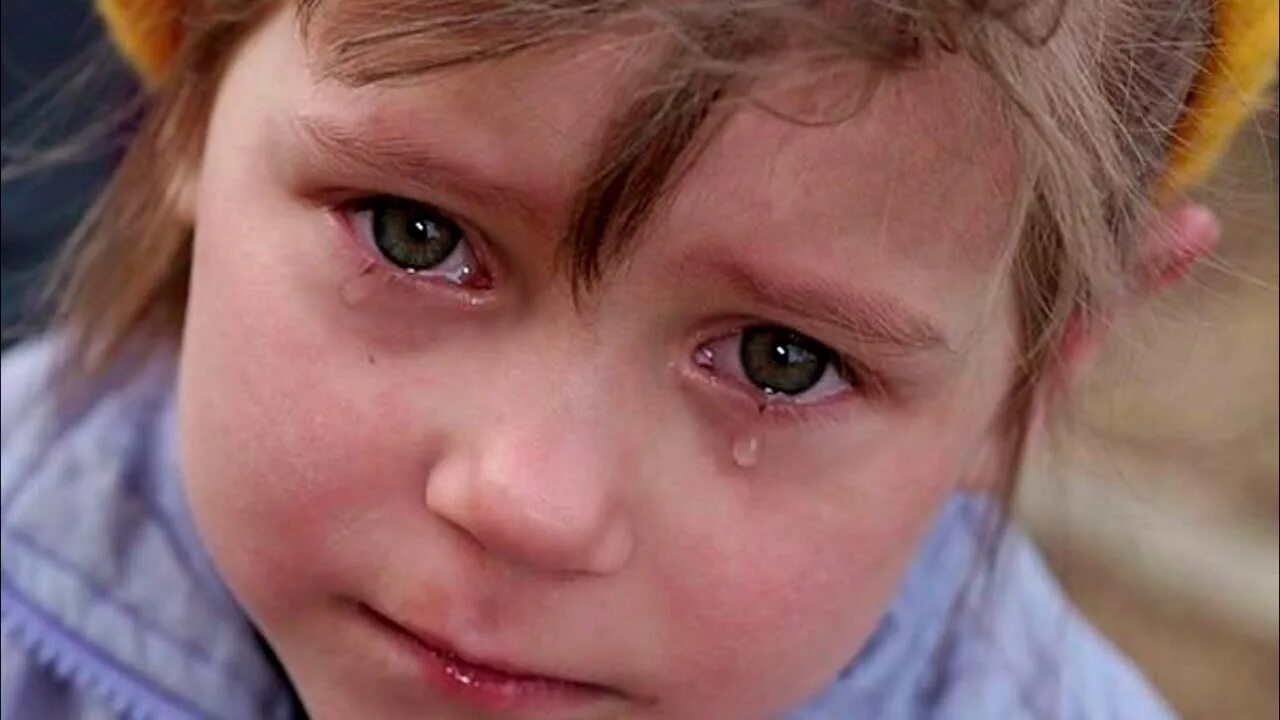 Мальчик со слезами на глазах. Слезы ребенка. Ребенок плачет. Дети сироты плачут. Сирота плачет.