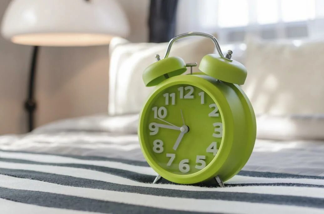 часы-будильник у постели. будильник утро. будильник ночью. часы на кровати. Me clock bed.