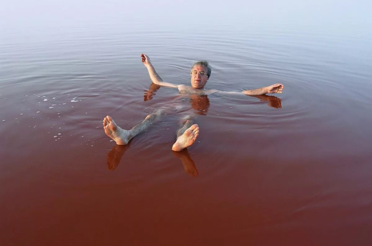 Купаться в соленой воде. Озеро Хиллер купание. Фотосессия на Соленом озере. Купаться в озере. Розовое озеро люди купаются.