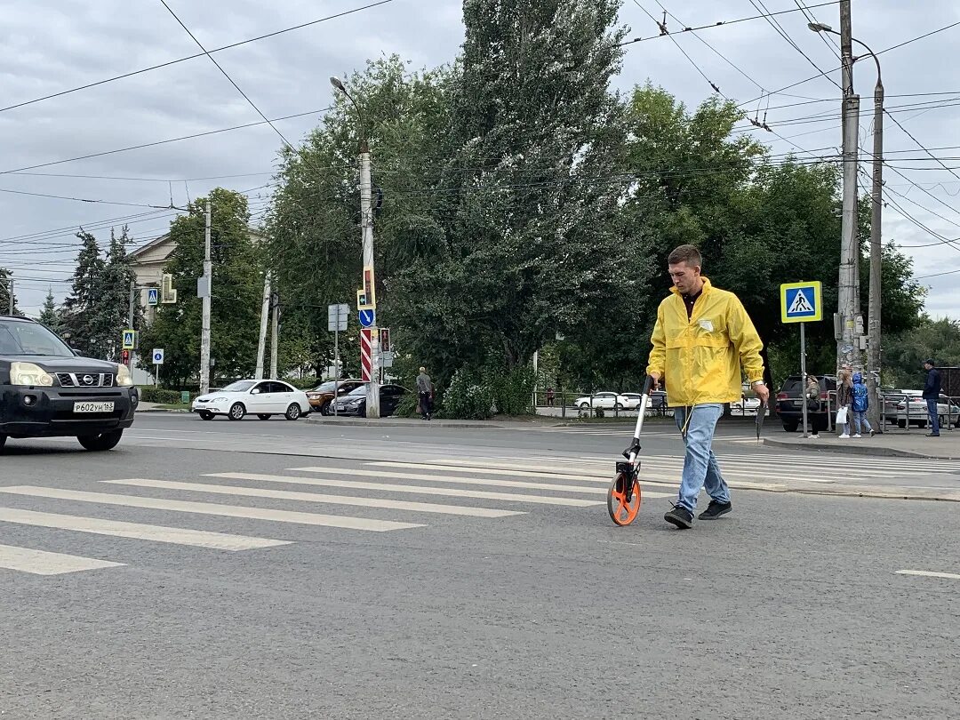 Ремонт дорог Самара. Ремонт дорог в Самаре. Самара ремонт дорог на улице дачной. Человек идет по Самаре.