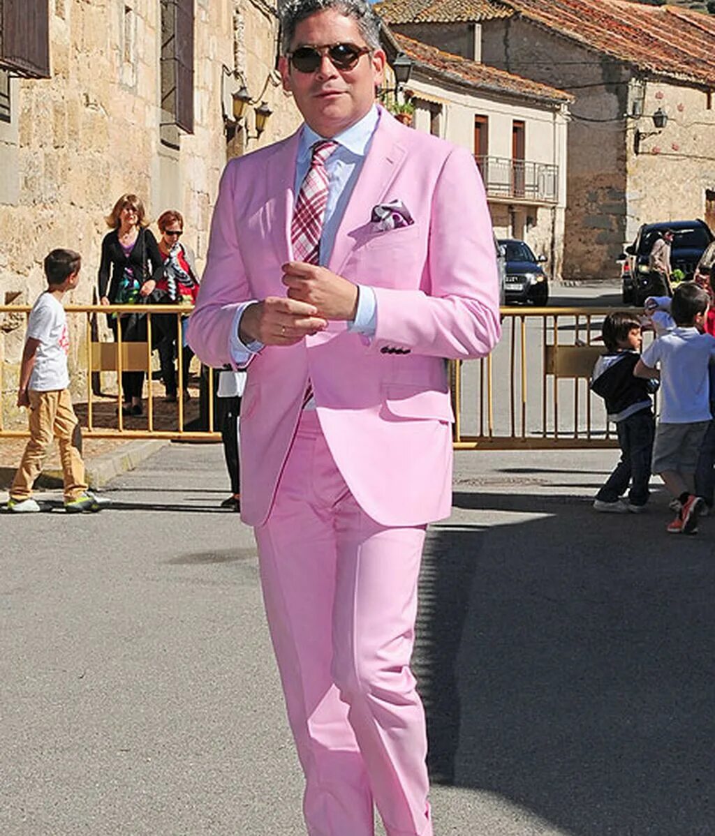 мужчина в розовом костюме. мужчина в розовом костюме. мужчина в розовом костюме. яркий мужской костюм. мужские костюмы розового цвета.