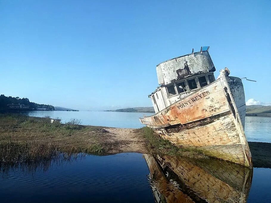 Разрушенная пристань. Лодка на земле. Dock лодка. Лодка Калифорния. Торчащая из земли лодка.