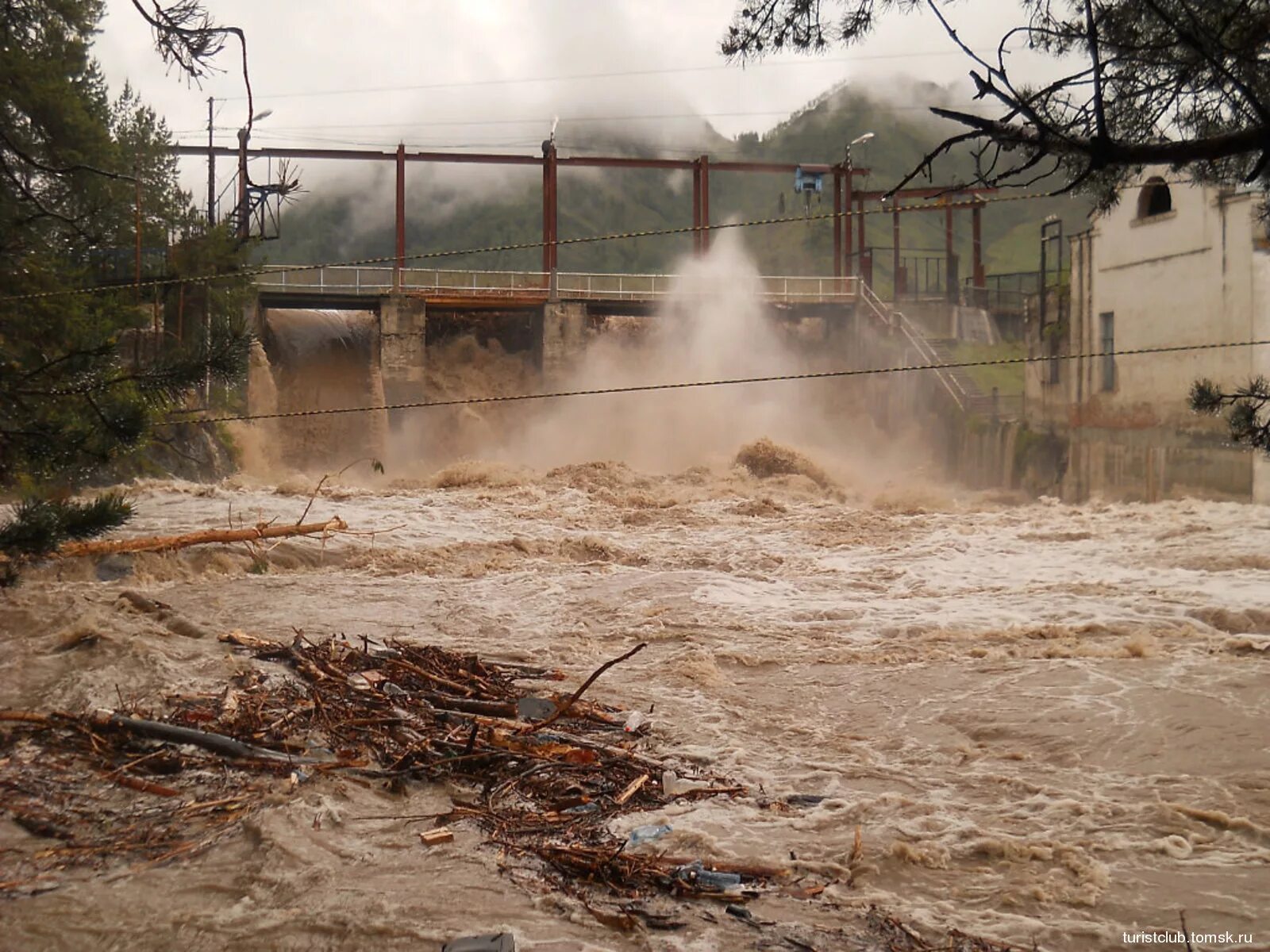 затопление гэс. наводнение в чемале 2014. затопление при строительстве гэс. гэс затопила. прорыв плотины строящейся гэс "кыадат".