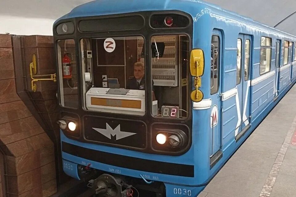 В Новосибирске мужчина силой пытался выгнать девушку с места в метро АиФ - Новос