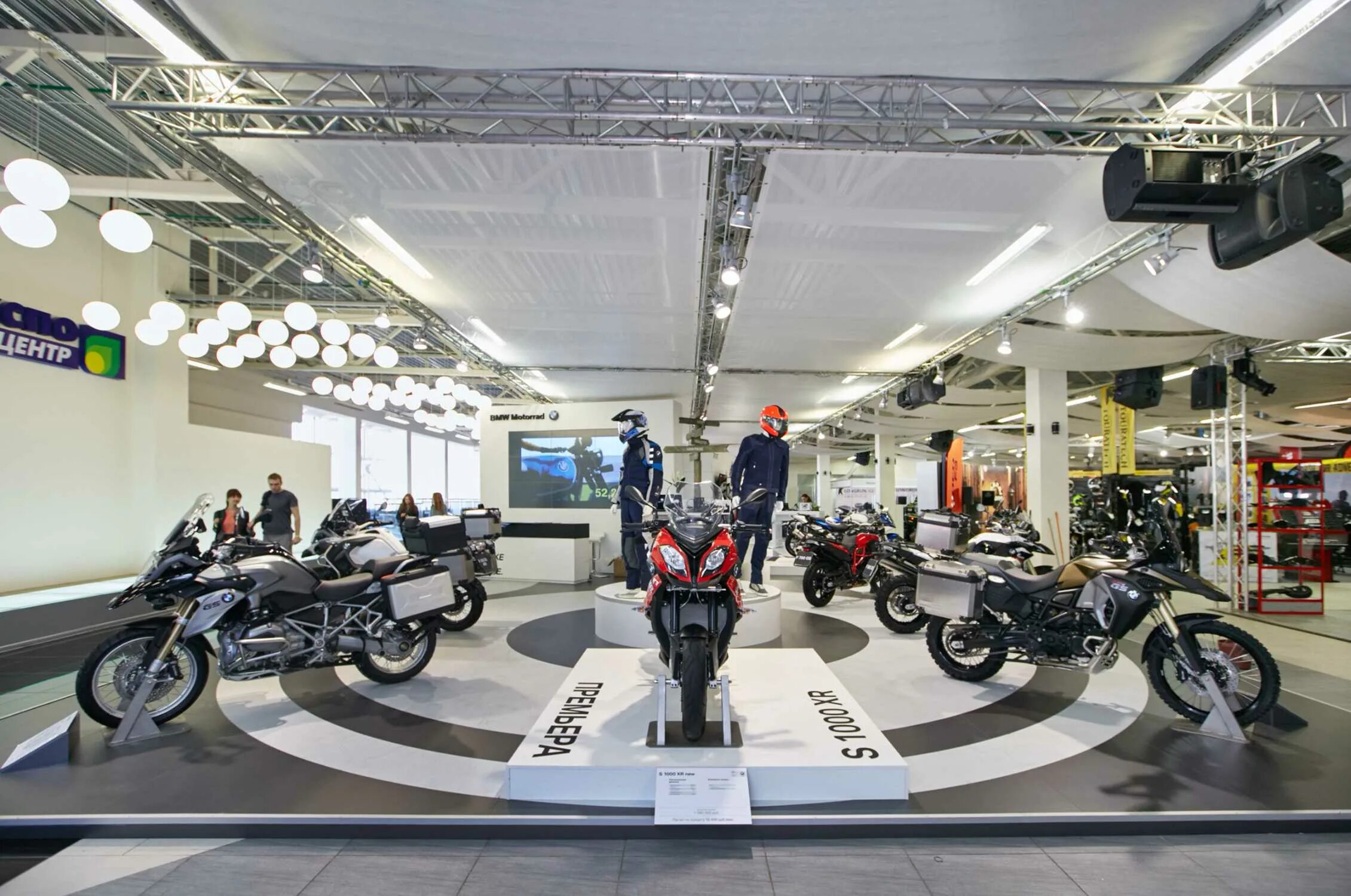 Мотосалон BMW. BMW Motorrad Showroom. Интерьер мотосалона. Мотосалоны в Санкт-Петербурге.