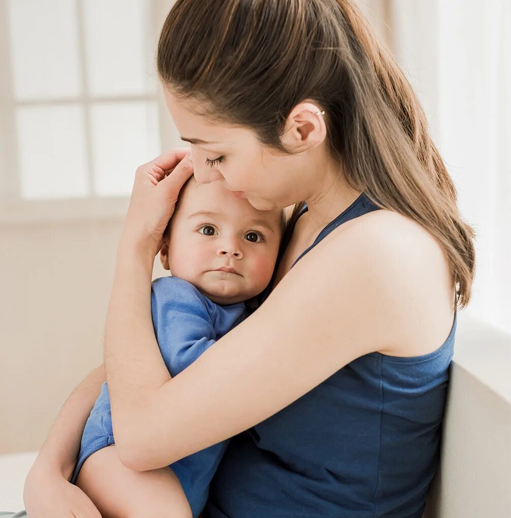 Объятия мамы. Обнимает ребенка. Красивая мама с ребенком. Мама и дети трогательные. Мама обнимает малыша.