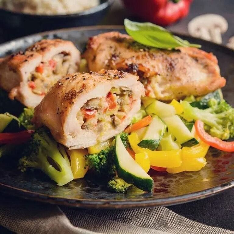 Фаршированная грудка индейки. Фаршированная куриная грудка. Грудка фаршированная овощами. Куриная грудка фаршированная овощами