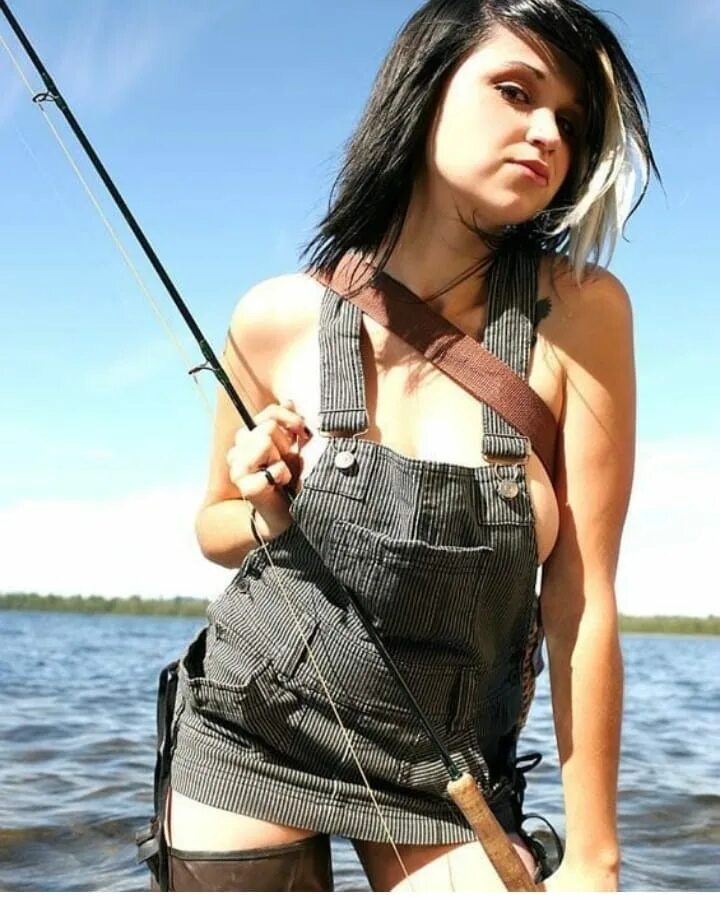Как ловить девушку. Женщина рыбачка. Девушка Рыбак. Девушки на рыбалке. Девушка рыбачит.