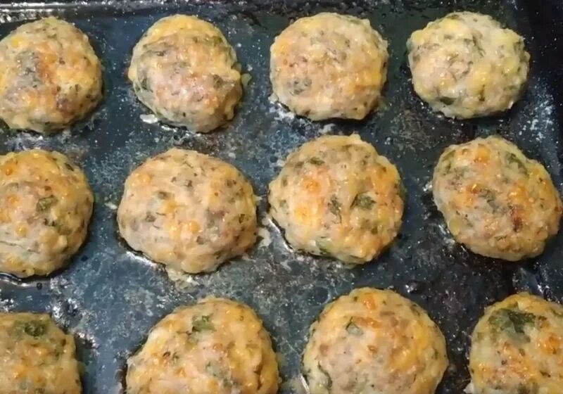 Пп котлеты из фарша в духовке. Куриные котлеты в духовке. куриные биточки в духовке. пп котлеты в духовке. котлеты из куриного фарша в духовке.