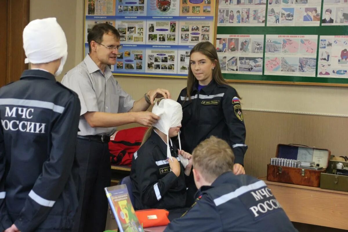 Урок ОБЖ. Урок ОБЖ В школе. Преподаватель ОБЖ школа. Учитель ОБЖ. Урок игра обж