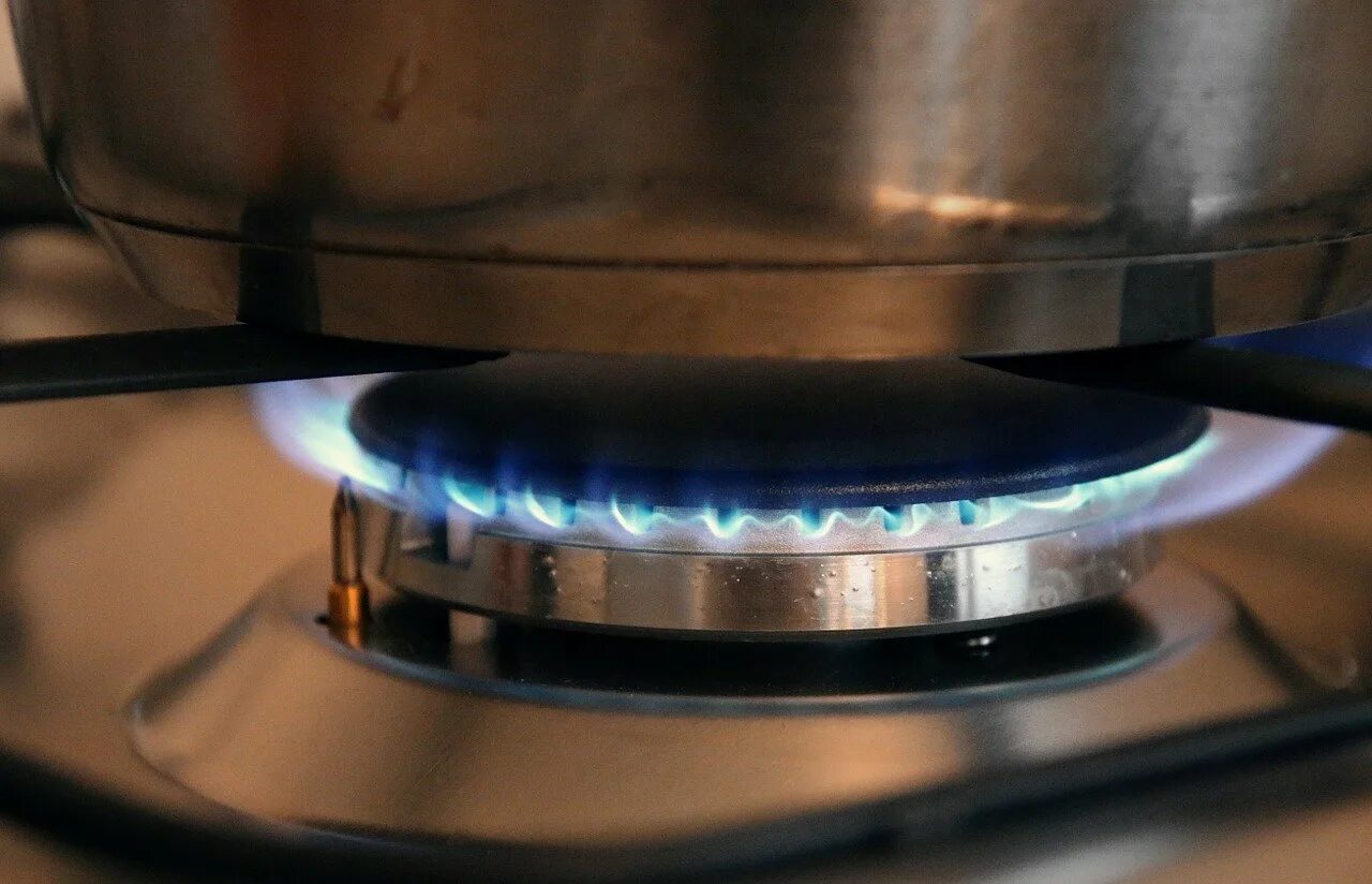 Огонь газовой плиты. Газ плита. газовая плита огонь. средний огонь на газовой плите. горячий газ.