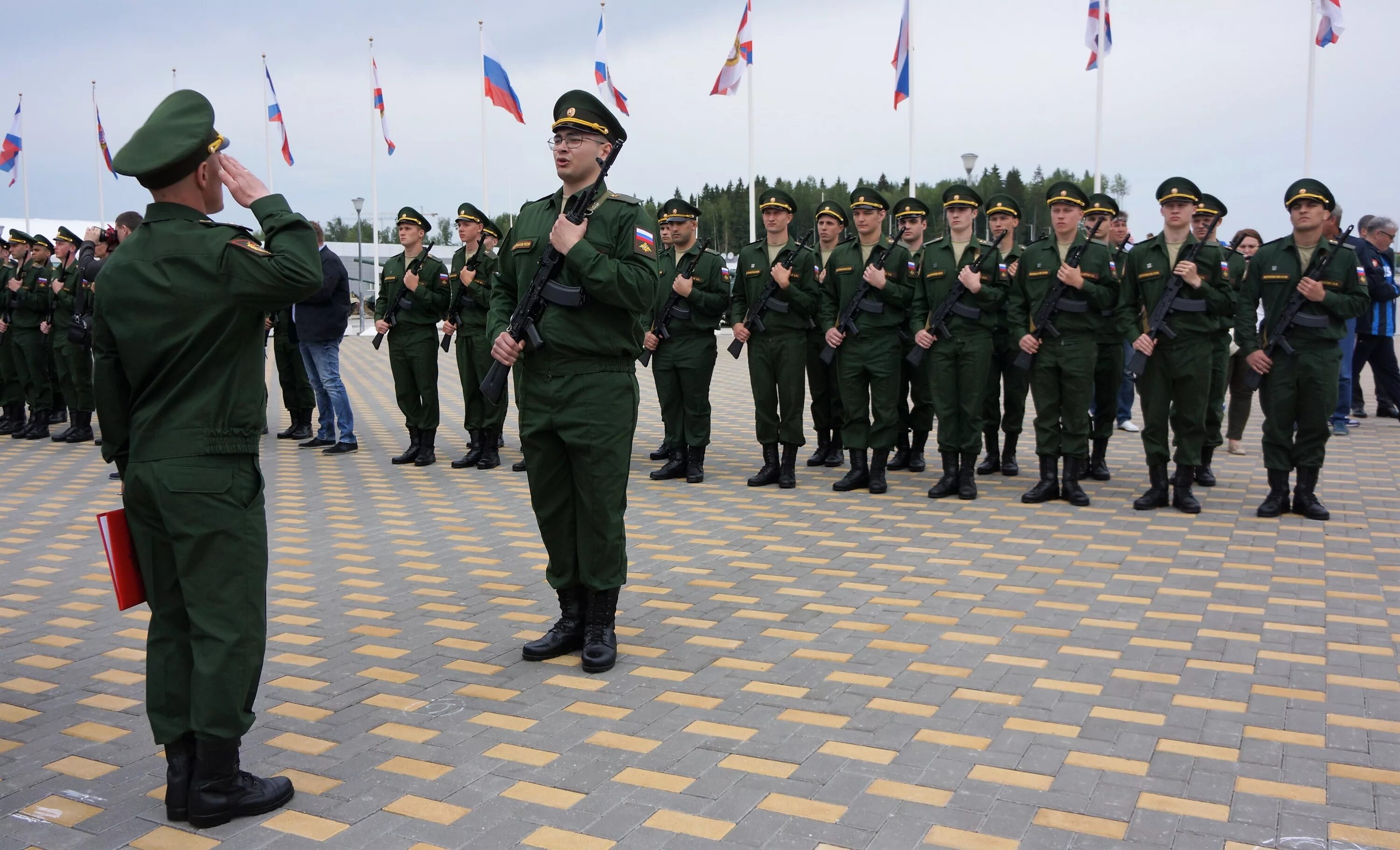 Срок службы в армии 2008. Вч 01904 преображенский полк. Памятник 104 дивизии вдв псков. Военная присяга 2020. Взвод солдат.