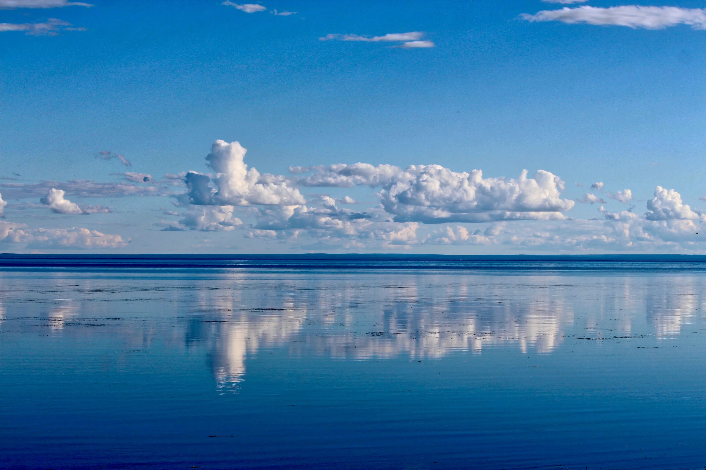 Море облаков. Небо море облака. Облака над морем. Отражение неба в воде.