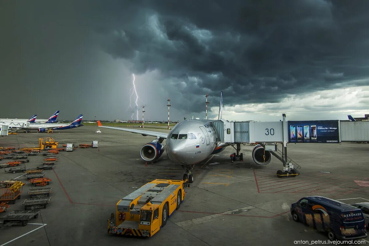 аэрофлот взлет самолета в шереметьево ночью. боинг 777 в шереметьево. аэропорт шереметьево самолеты. аэропорт домодедово. шереметьево летают самолеты.
