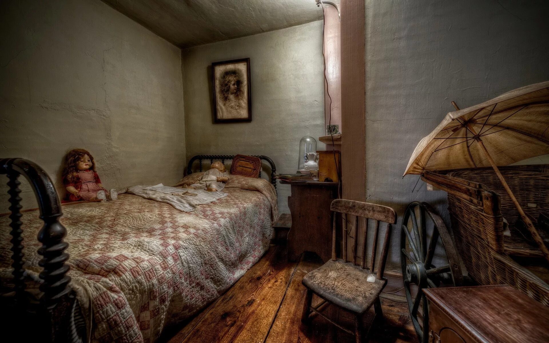 Old bedroom. Старинная спальня. Жуткий интерьер. Жуткая комната. Ужасная комната.