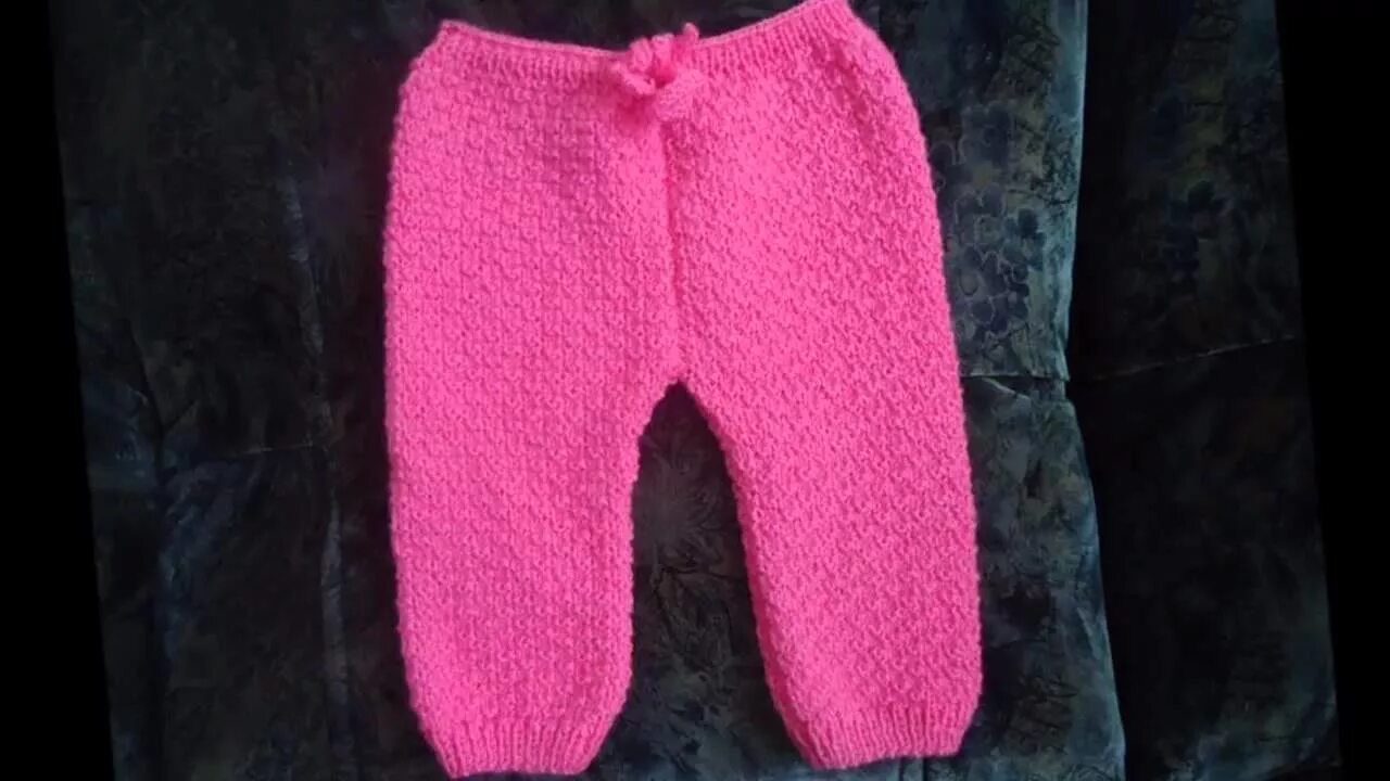 Штанишки для новорожденных 6 месяцев спицами. Вязаные штаны для детей. Вязаные штаны для новорожденных. Детские штаны спицами для новорожденных. Вязание штанишек для новорожденных спицами.