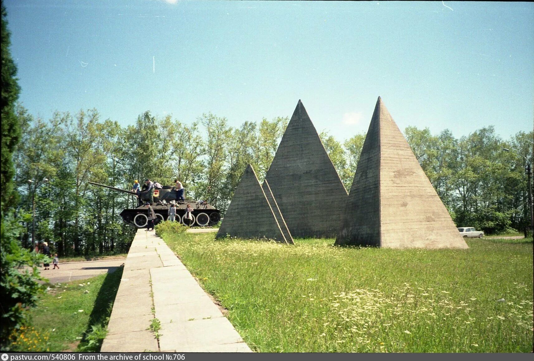 Снегири мемориал. Памятник воинам 51-й армии. Памятник воинам 28-й армии. Памятник в снегирях