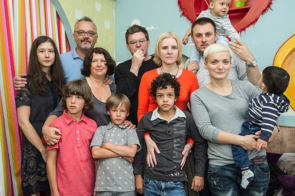 Приемных родителей. Семья с приемными детьми. Приемные дети что это. Семья с приемными детьми. Приемные дети что это.