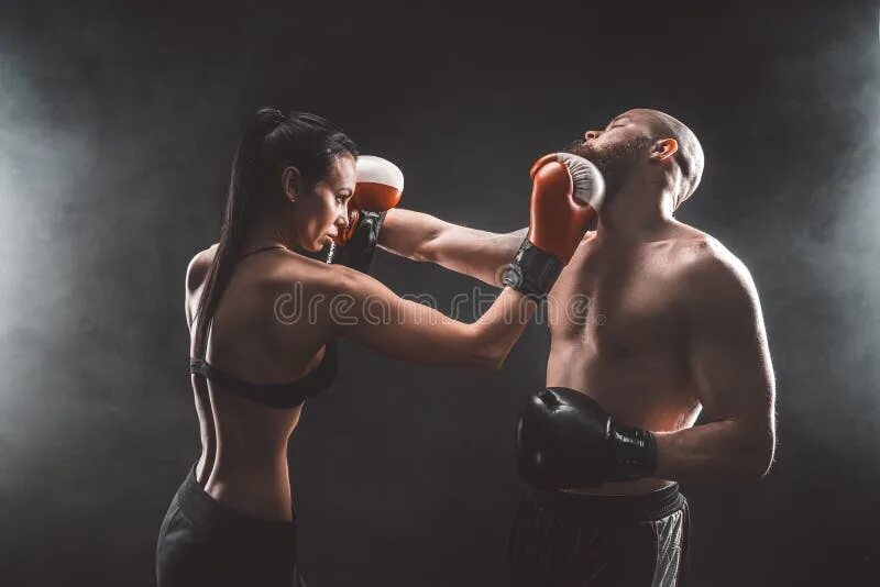 Женский бокс тренер. Мужчина и женщина бокс. Бокс мужчина против женщины. Мужчина и женщина боксёры. Борьба мужчина против женщины