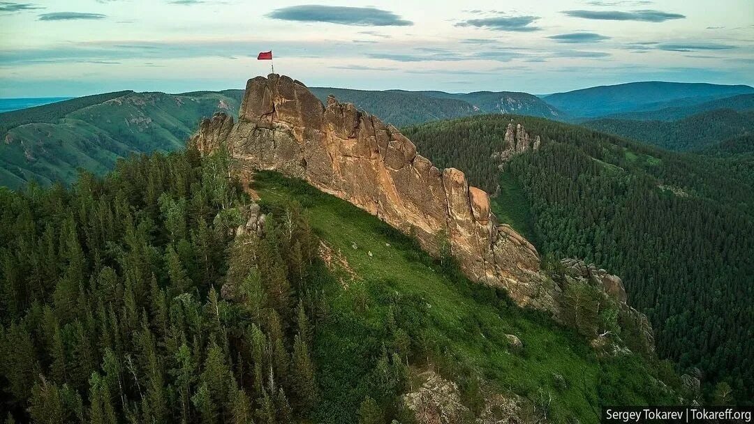 Скала такмак Красноярск. Скала такмак Красноярские столбы. Такмак Красноярск столбы. Столбы Красноярск заповедник такмак. Гора колла