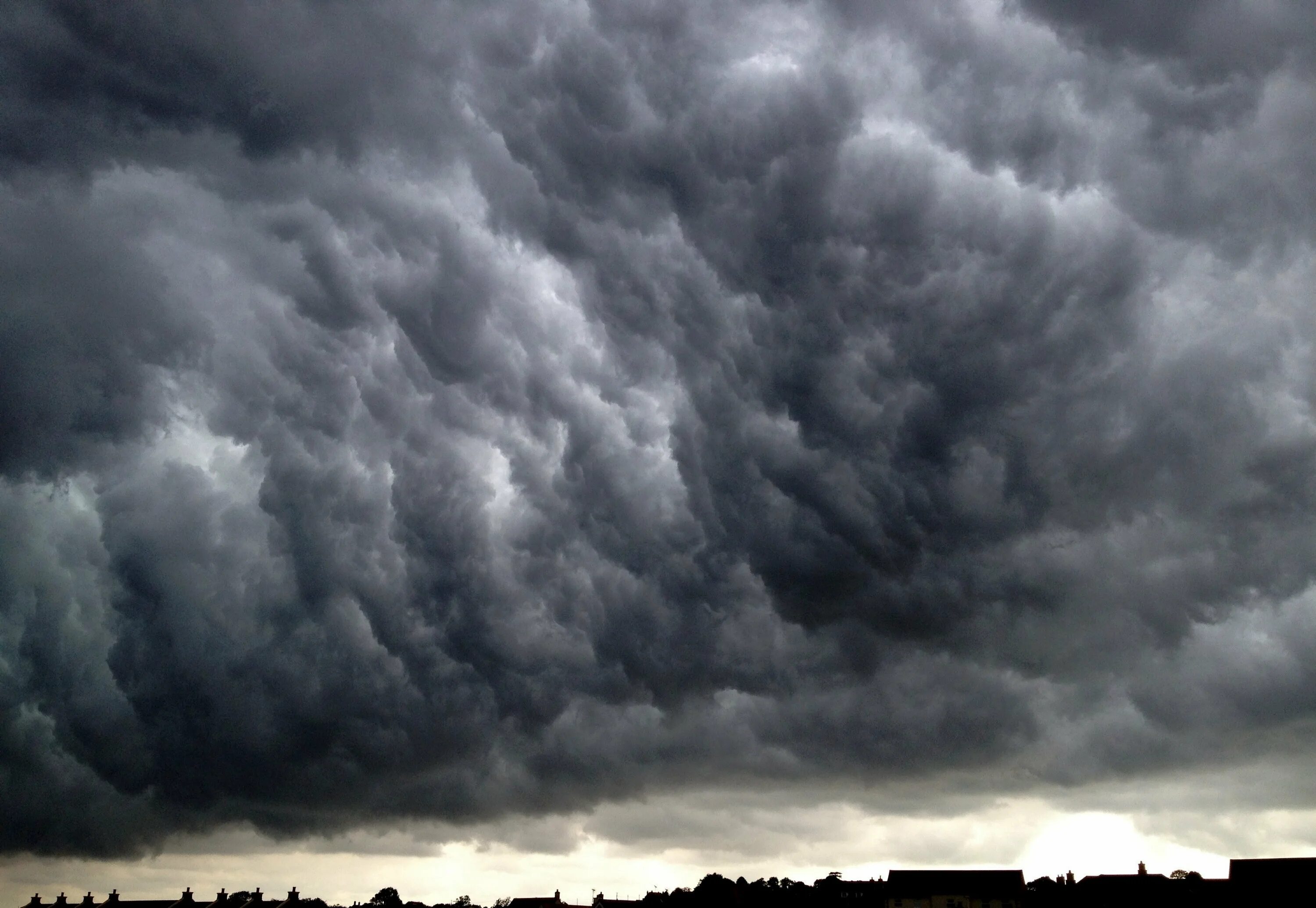 свинцово затянутое небо. пасмурное небо. тяжелые облака. дождливые тучи. свинцовые тучи.