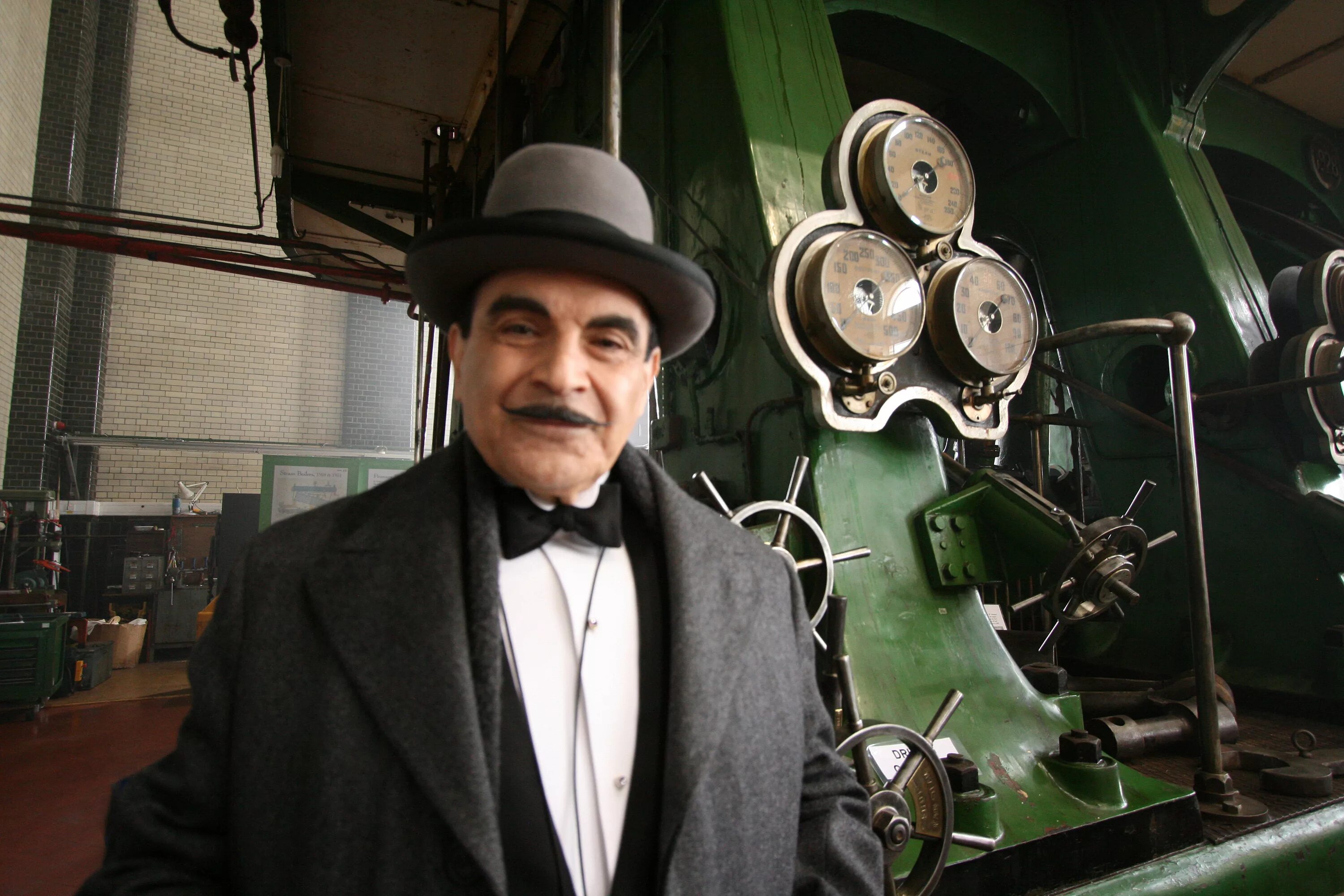 Эркюль пуаро читать. Дэвид суше. David Suchet Poirot. Дэвид суше актер.