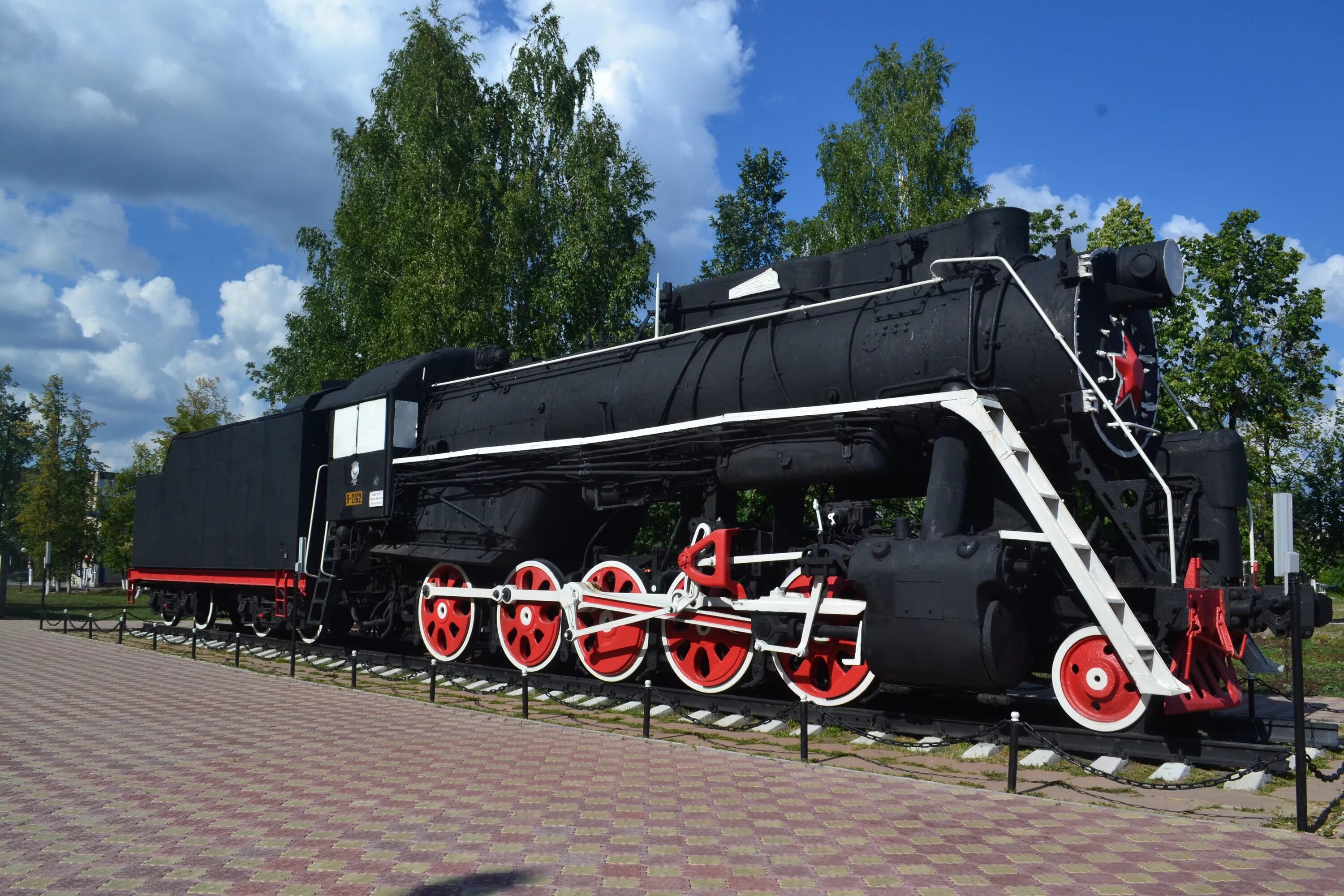 Урай паровоз памятник. Клуба паровоз. Клуба паровоз. Памятник паровозу каменск уральский. П36-0251.