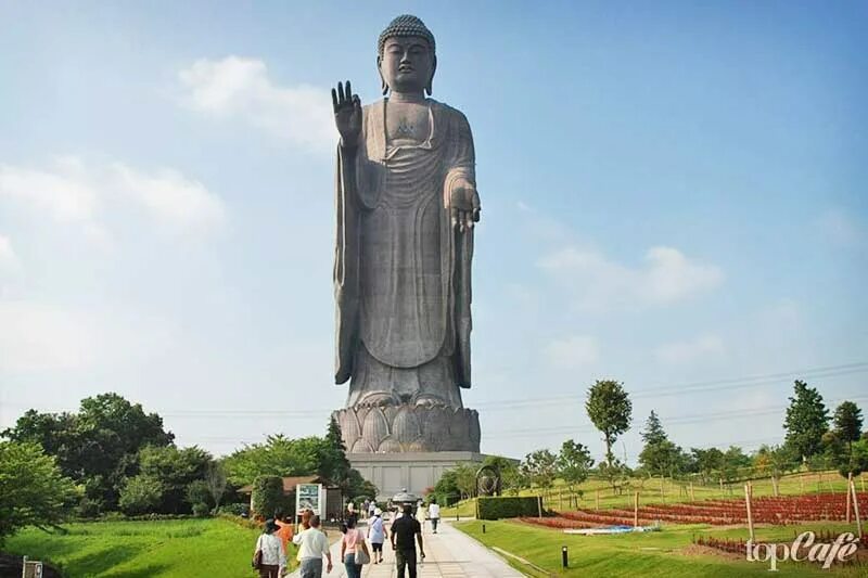 Большие статуи. Дайбуцу Усику статуя Будды. Статуя Будды Ушику Дайбутсу. Дайбуцу Усику Япония. Статуя Будды в Японии 120 м.