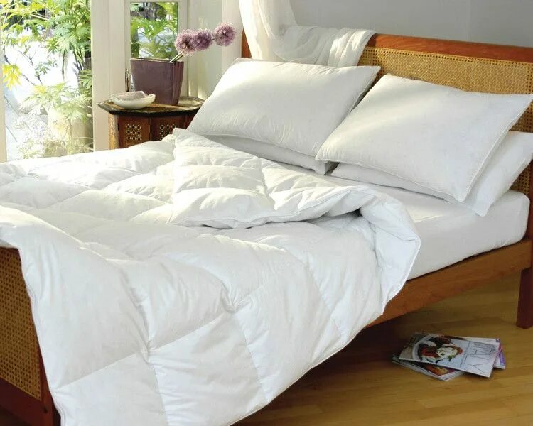 Одеяло на кровати. Одеяло для двоих. Два одеяла на двуспальную кровать. Кровать с двумя одеялами. Кровать с двумя одеялами.