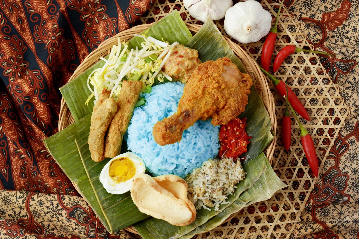 Blue rice. Наси-керабу. Nasi азиатская еда что это такое. Delicacies.