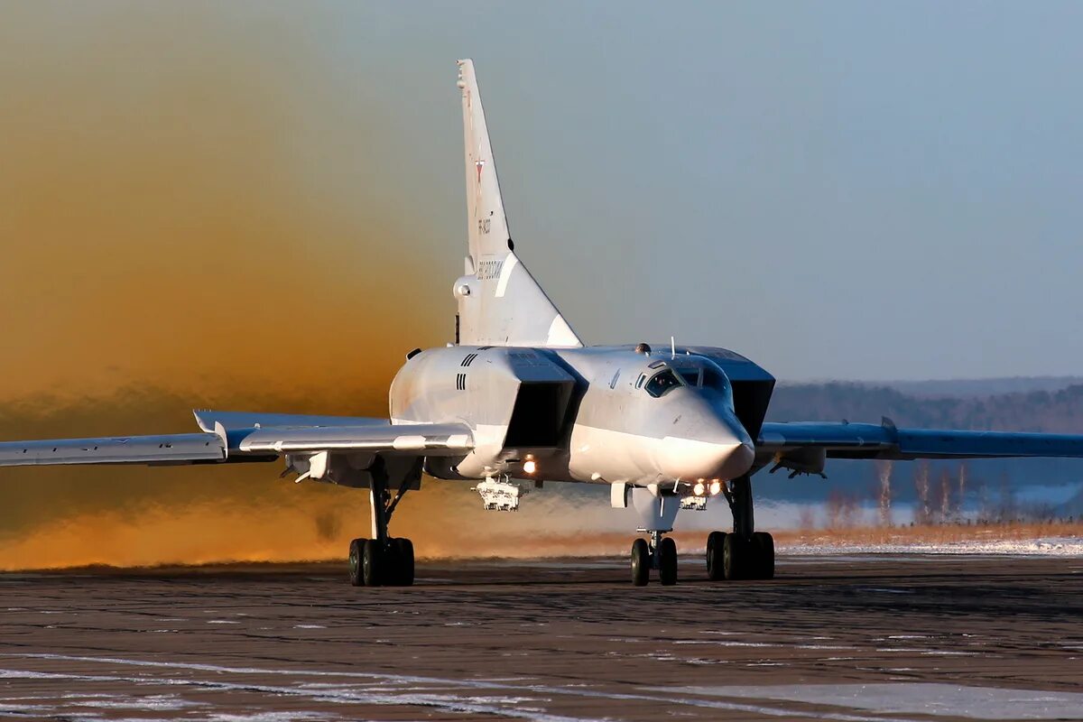 Самолет ту 22 м характеристики. Ту-22м3. Бомбардировщик ту-22м3. Ту-22м3 сверхзвуковой самолёт. Бомбардировщик-ракетоносец ту-22м3.