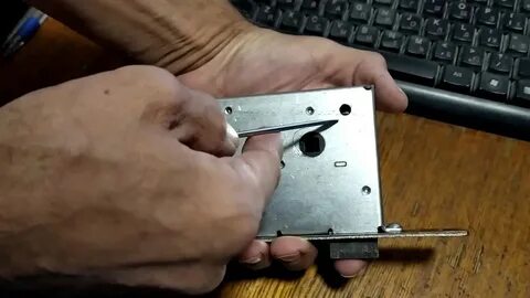 Как перевернуть язычок в замке межкомнатной двери
