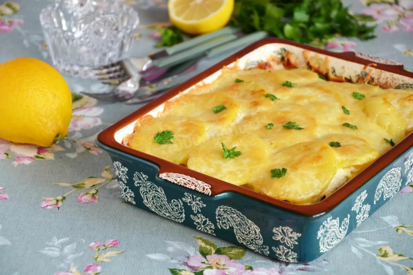 Запеканка с куриным филе в духовке рецепт. Картошка по французски. картофель по-французски в духовке. картофельная запеканка. картошка по-французски с курицей.
