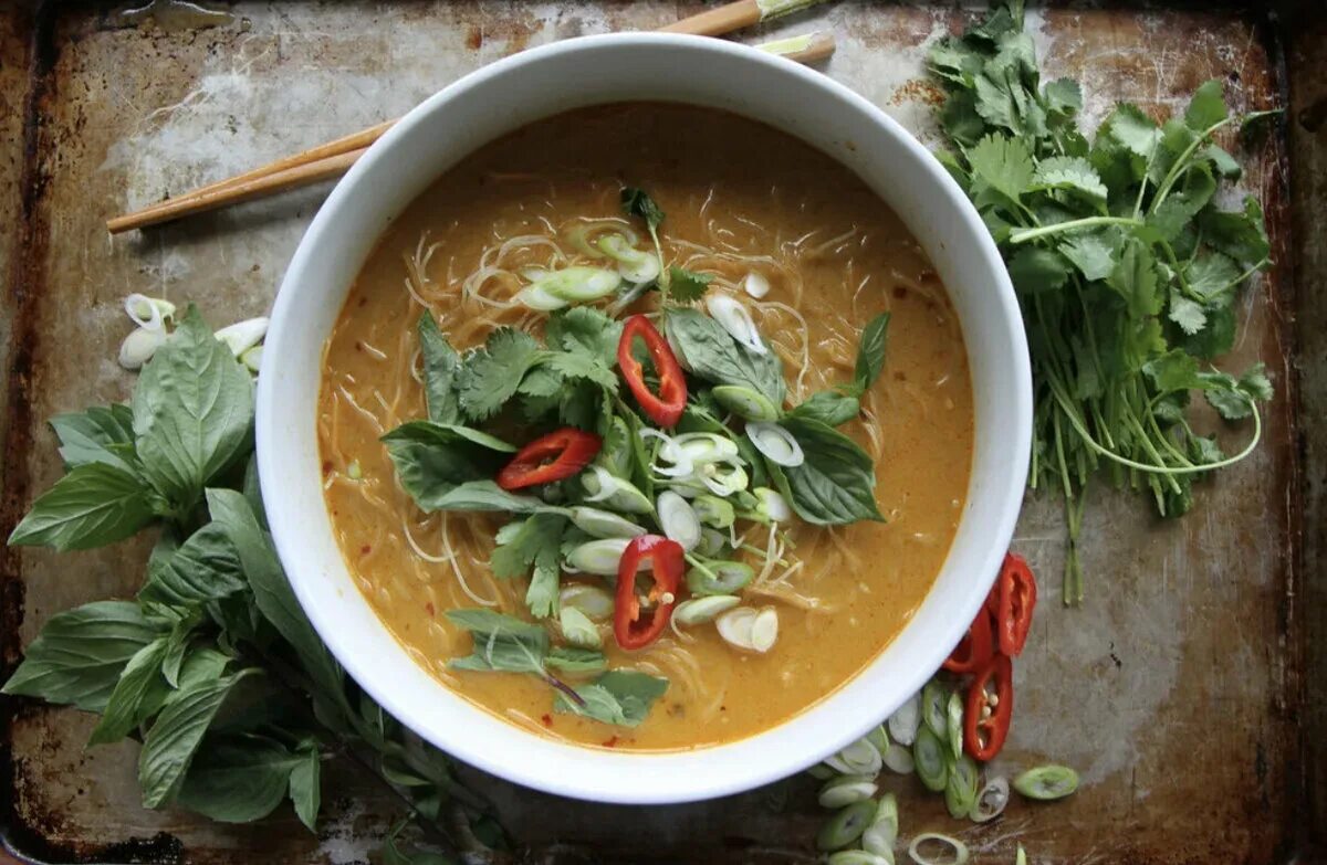 Паста рамен. Классический тайский обед. Tom yum soup. Том ям вегетарианский. Веганский том ям.