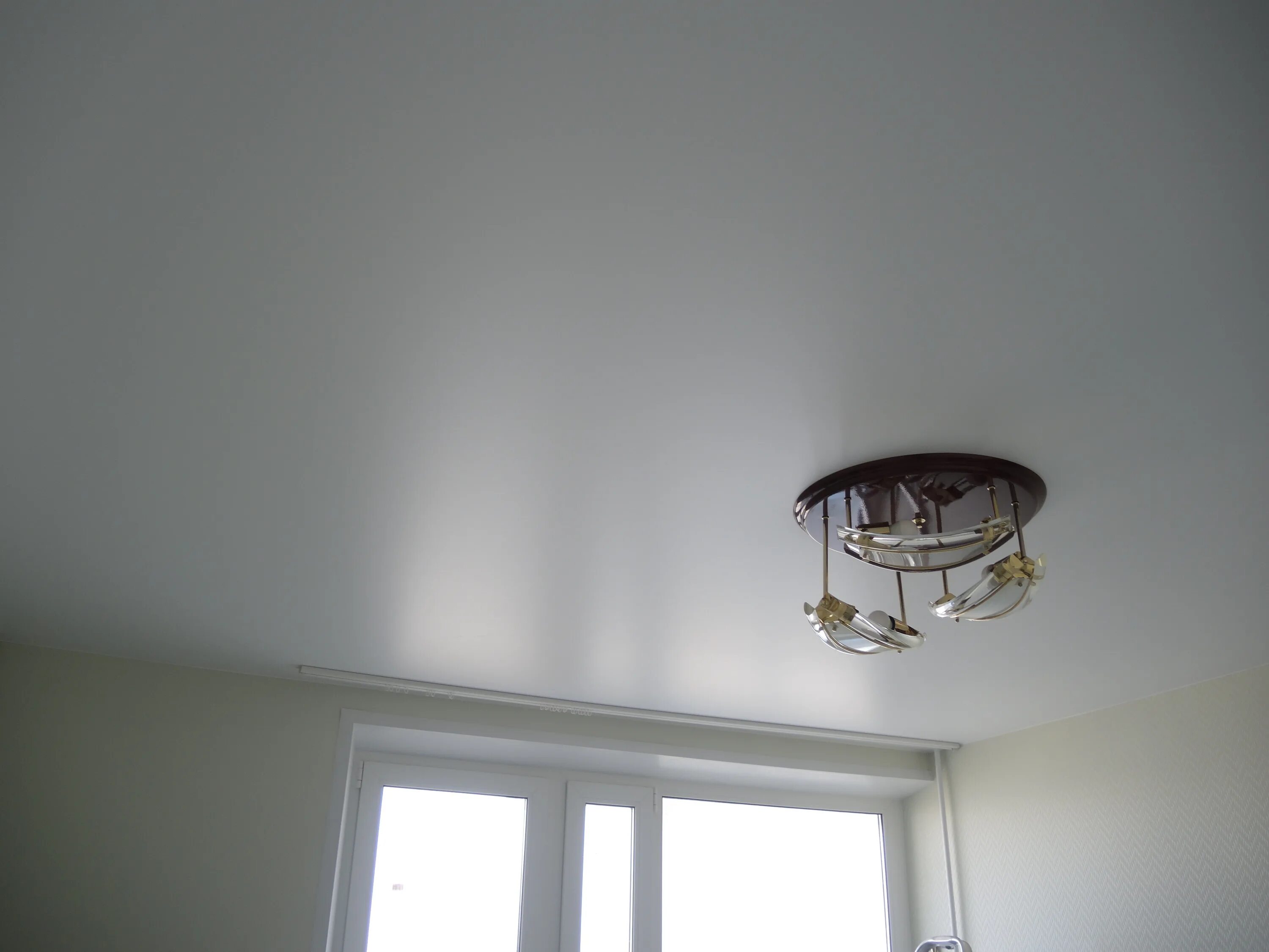 матовый и глянцевый потолок. натяжной потолок белый матовый и глянцевый. натяжной потолок белый матовый. глянцевый натяжной потолок. глянцевый или матовый натяжной потолок.