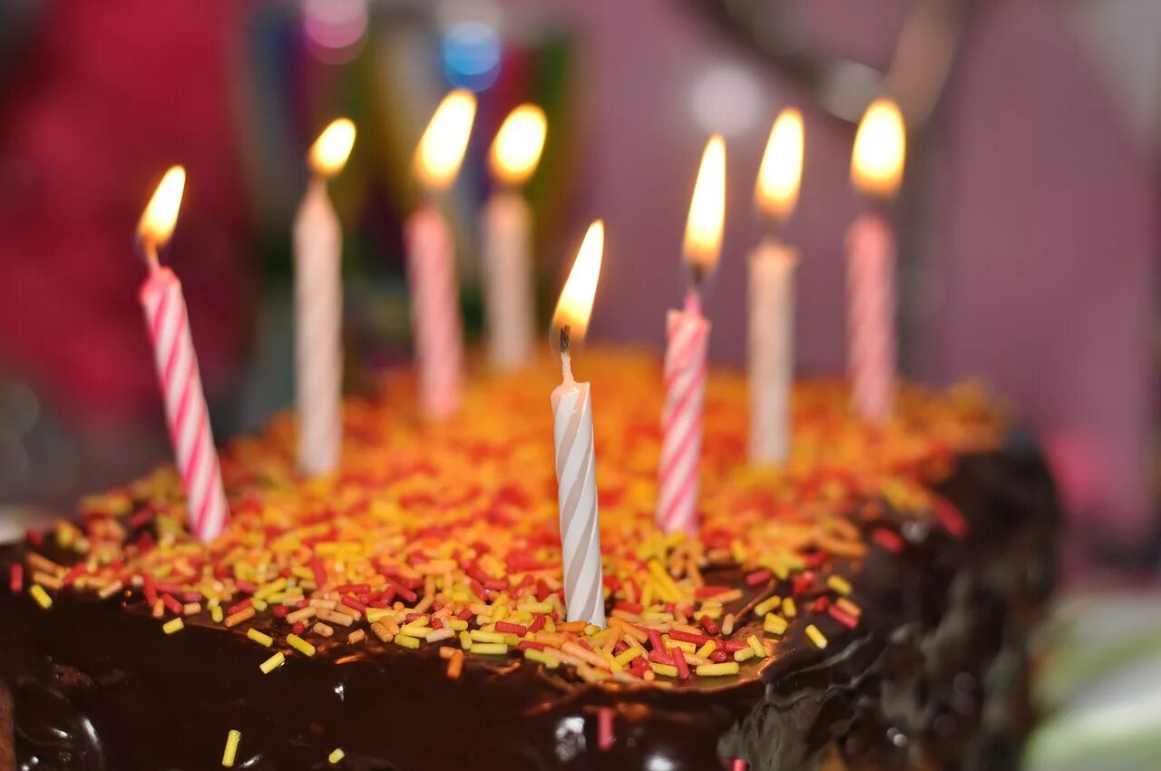 A birthday. Красивый торт со свечами. Тортик со свечами. Свечи для торта. Именинный торт.