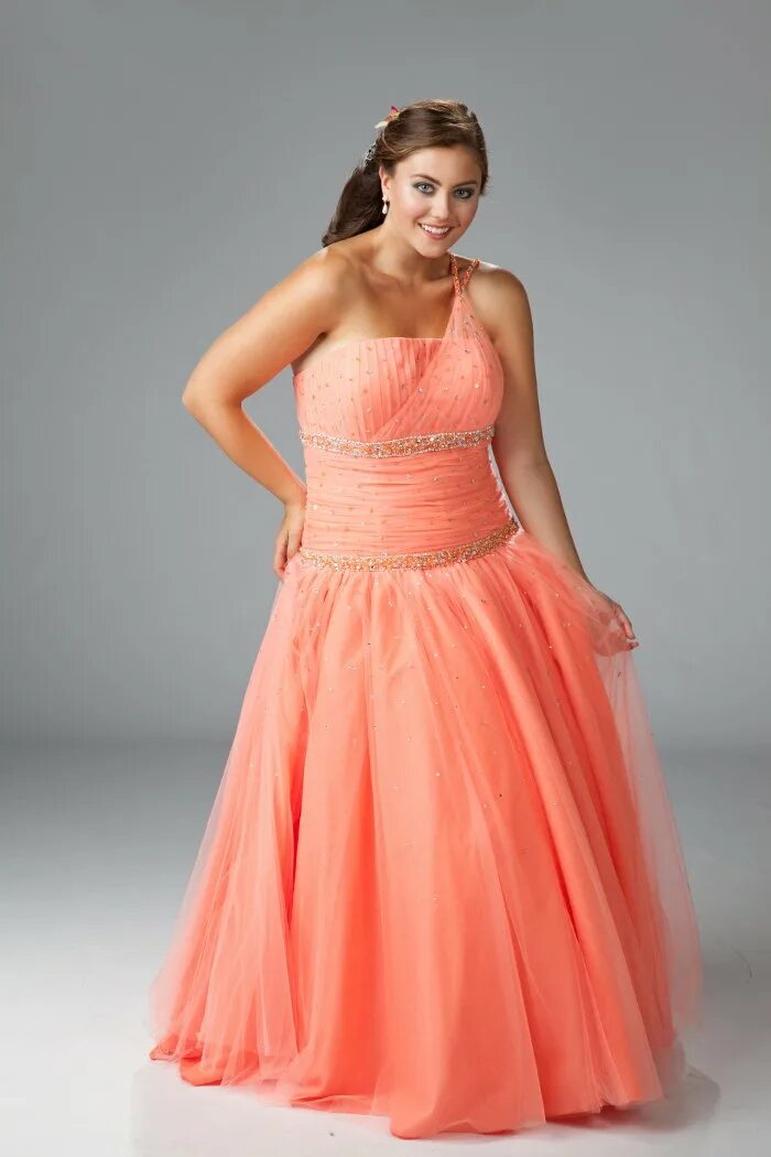 Платье на выпускной плюс сайз. Платье на выпускной для полных девушек. Платье для выпускного для полных девушек. Платье на выпускной для пухленьких. Выпускные платья на полненьких девушек.