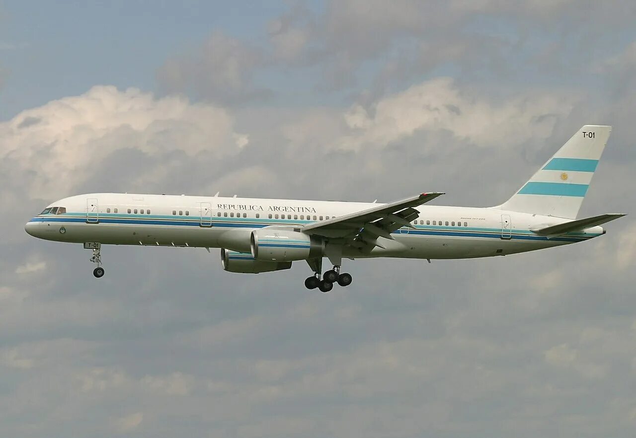 Авиационный транспорт страны. Boeing 757 Аргентина президента. Airbus a320-214(CJ) Prestige. Авиационный транспорт глав государств и правительств.