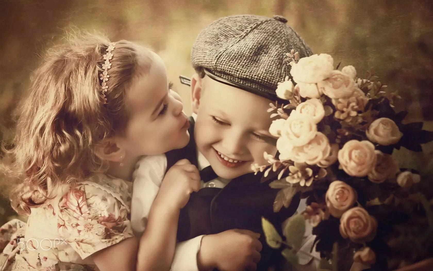 Kiss flowers. Детский поцелуй. Мальчик и девочка любовь. Мальчик целует девочку. Любовь к ребенку.