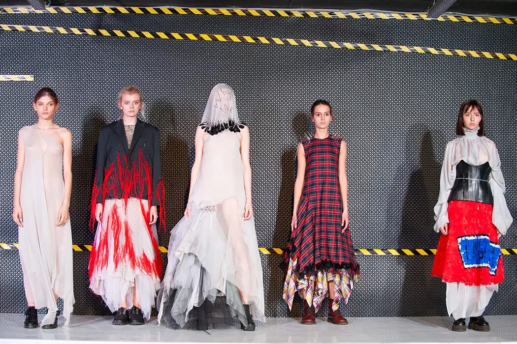 Конкурс модельеров. Коллекция муха цокотуха алена ахмадуллина. Коллекции дизайнеров одежды. Студенческие конкурсы дизайнеров одежды. Конкурс модельеров.