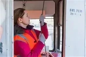 Средняя зарплата таксиста в москве. Водитель троллейбуса. Водитель троллейбуса. Зарплата водителя трамвая в москве 2024. Водитель трамвая обучение.