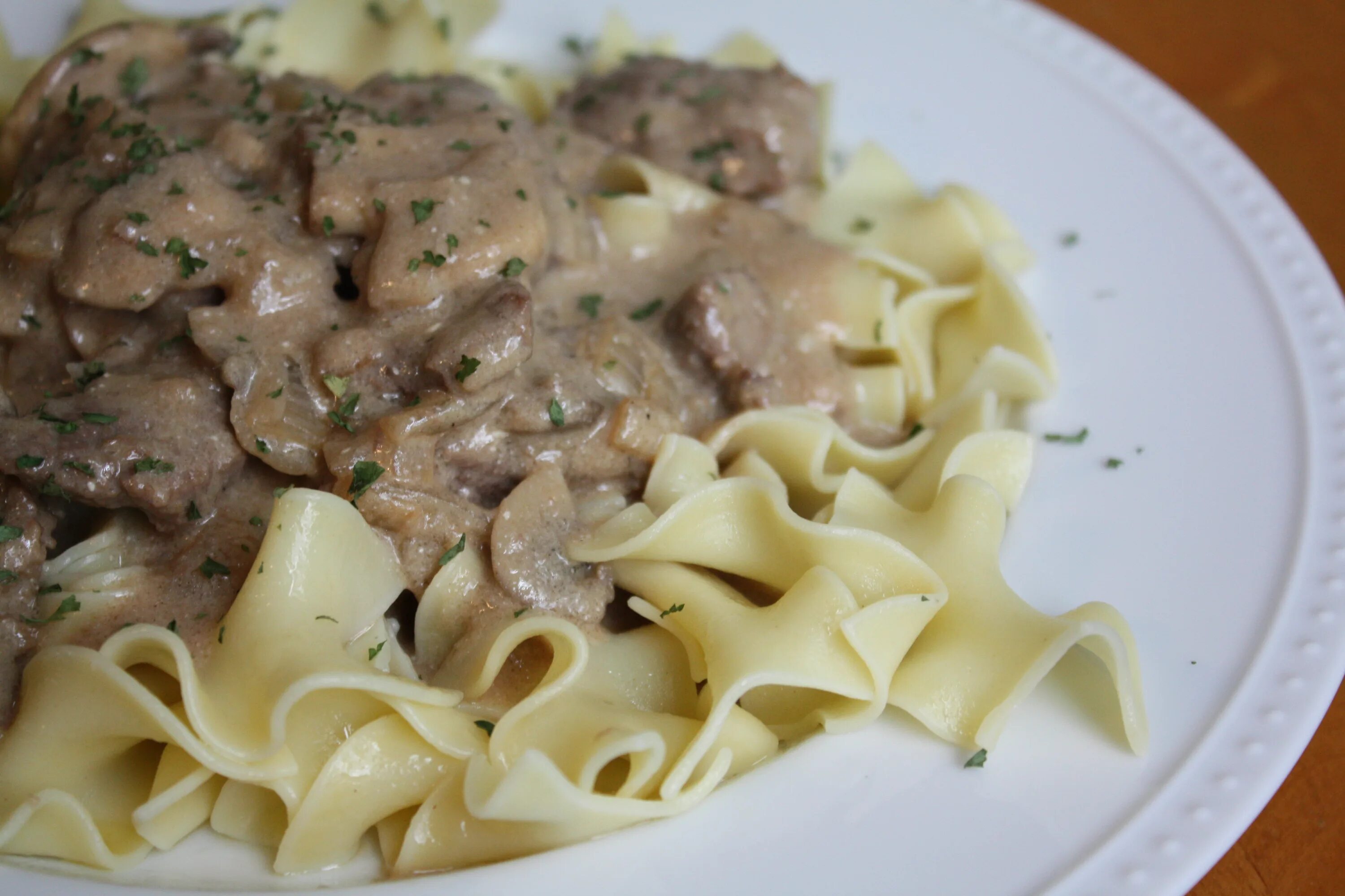 Беф-строганов бефстроганов из свинины. Бефстроганов из свинины с подливкой. Бефстроганов с говядиной. Беф-строганов бефстроганов. Бефстроганов с картофельными драниками.