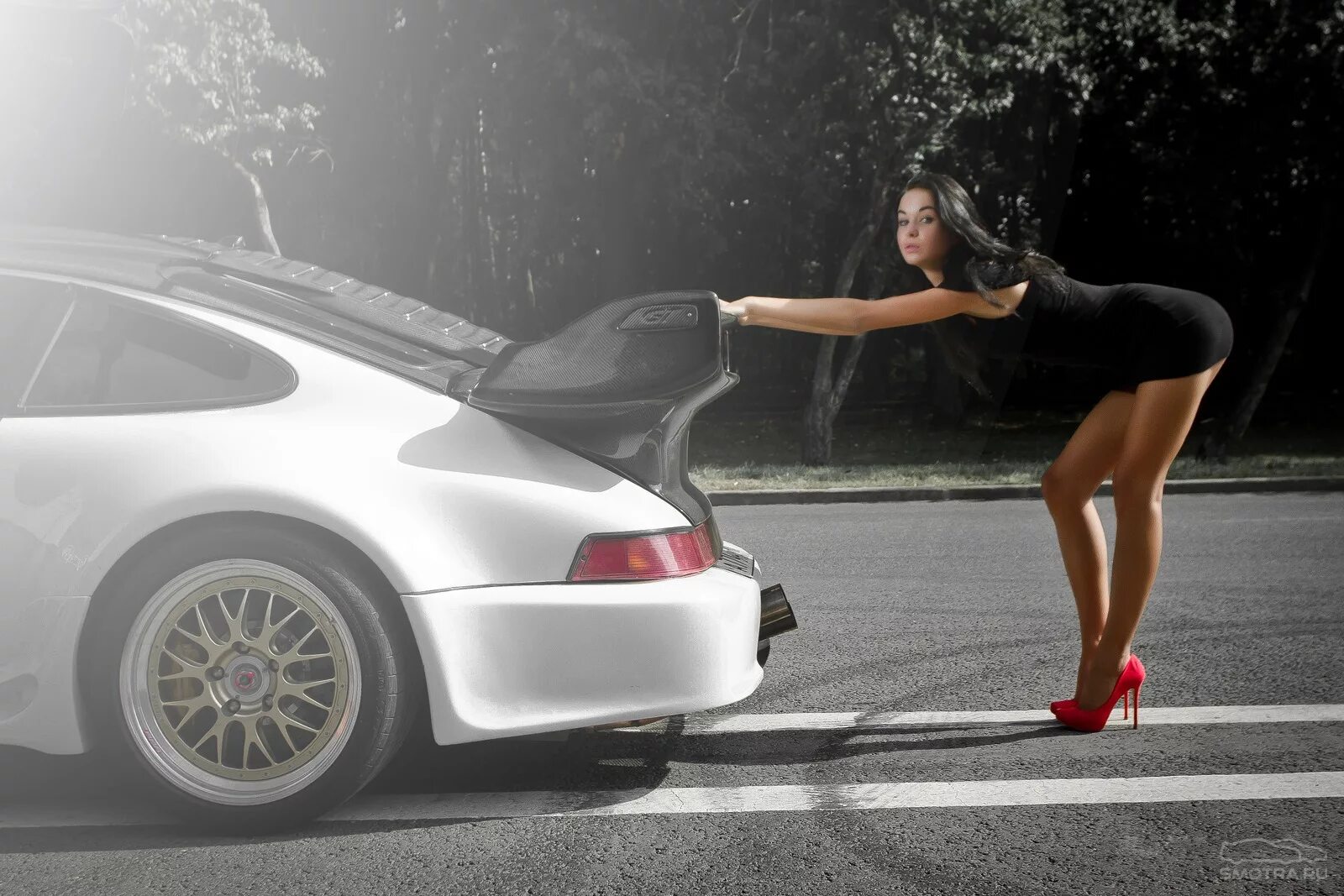 Девушки и автомобили. Девушка танцует возле машины. Девушка в машине. Девушка на Порше.