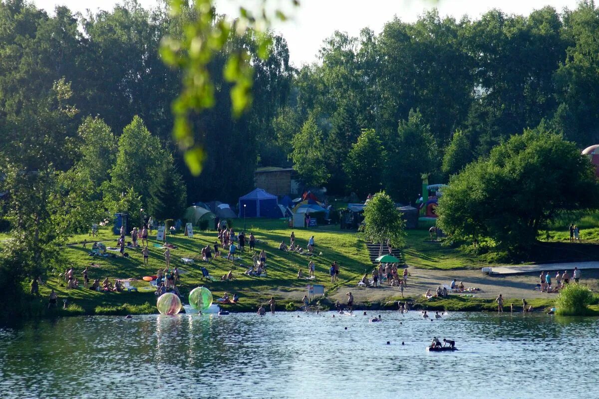 Где купаться на алтае. Озеро ая. Озеро ая Алтай. Алтай пляж озеро ая.