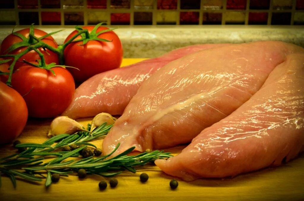 Тушенка таврия индейка. Реклама для магазина индейки. Мясо индейки халяль. Мясо индейки тушенка. Мясо индейки производители.