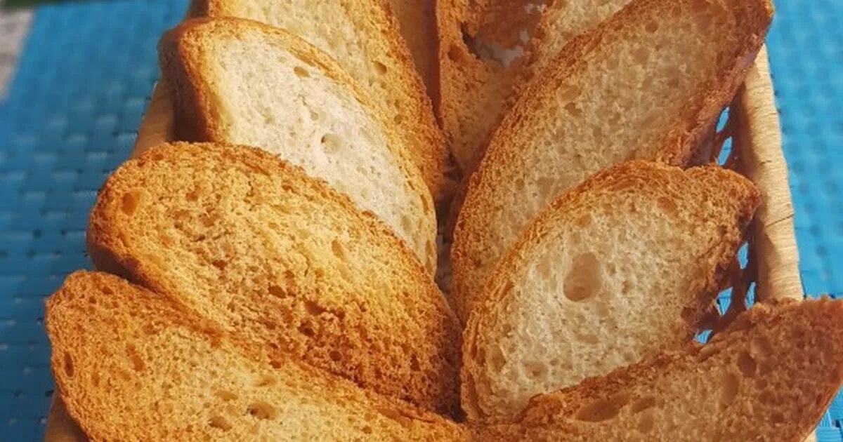 Нарезанный хлебцы. Сухарики гренки. Крутоны сухарики. Из какого хлеба делать сухари. Сухари из белого хлеба в духовке.