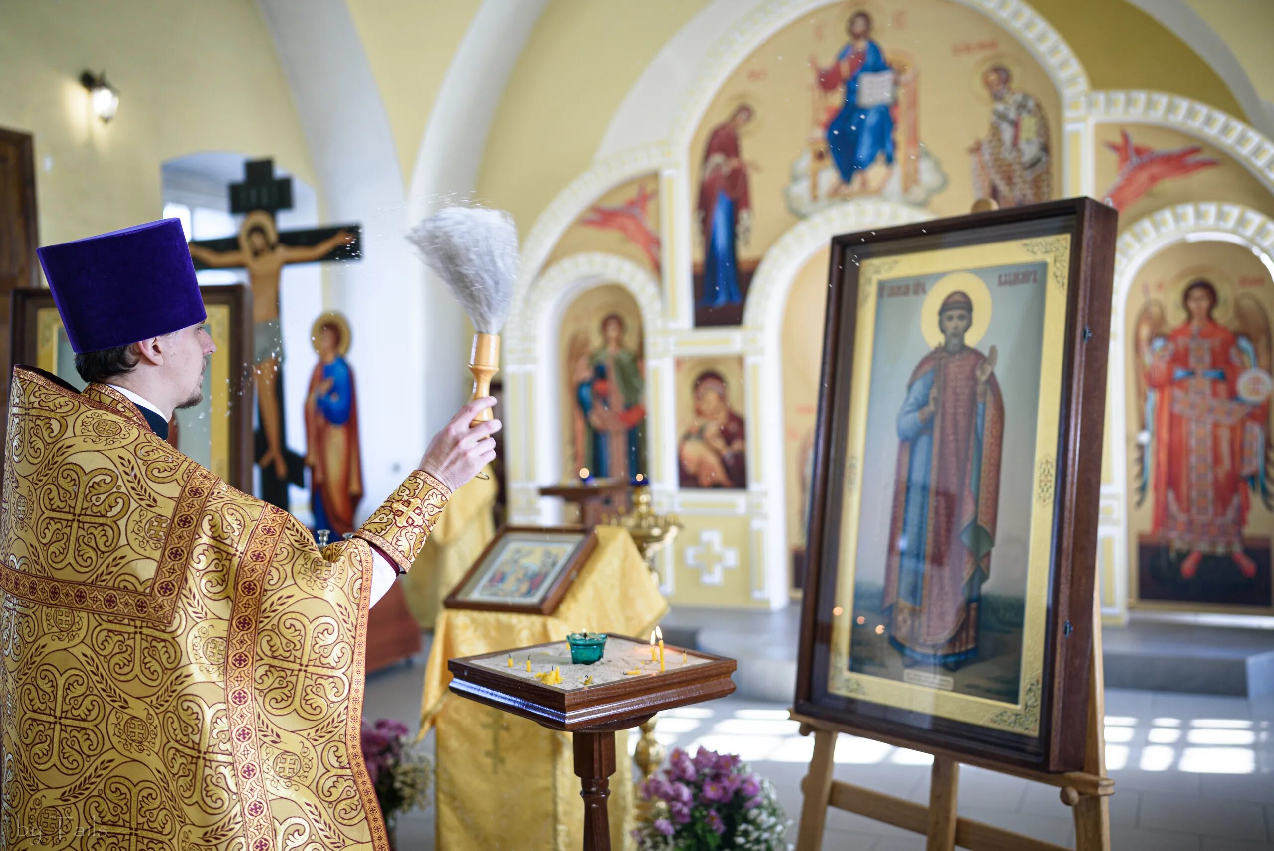 Храм св ермогена в зюзино. Можно дома освятить икону. Освящение иконы в церкви. Неосвященная икона. Можно дома освятить икону.